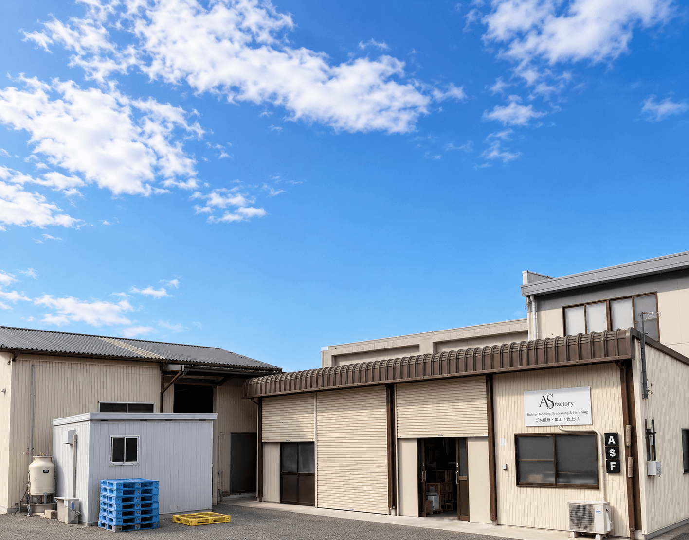 青空の下に建つ株式会社ASfactoryの社屋外観
